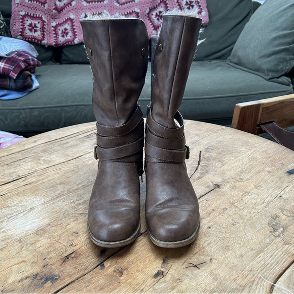 Women’s tan boots with buckles and faux fur inside, size 8 - Picture 6 of 7